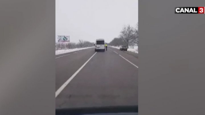 Angajat ANTA, la un pas să fie luat pe capotă de un şofer care voia să fugă de verificări (VIDEO)