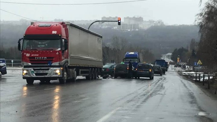 ACCIDENT ÎN LANŢ pe strada Petricani. Cel puţin trei maşini implicate (FOTO)