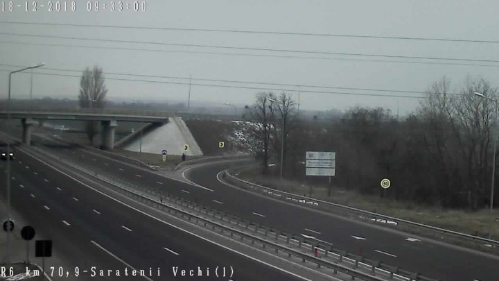 238 de muncitori au curăţat noaptea trecută drumurile naţionale. Cum se circulă la această oră (FOTO)