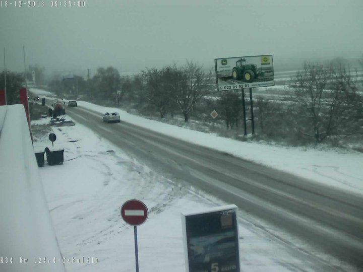 238 de muncitori au curăţat noaptea trecută drumurile naţionale. Cum se circulă la această oră (FOTO)