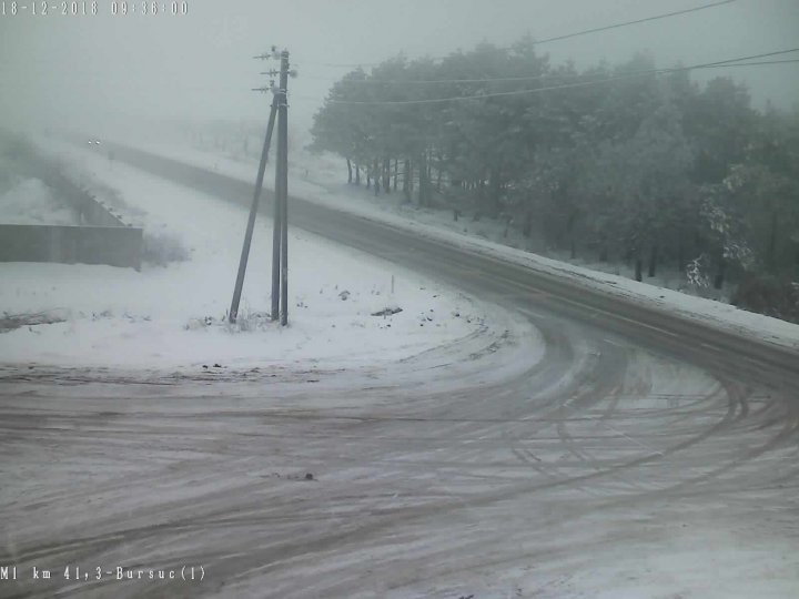 238 de muncitori au curăţat noaptea trecută drumurile naţionale. Cum se circulă la această oră (FOTO)