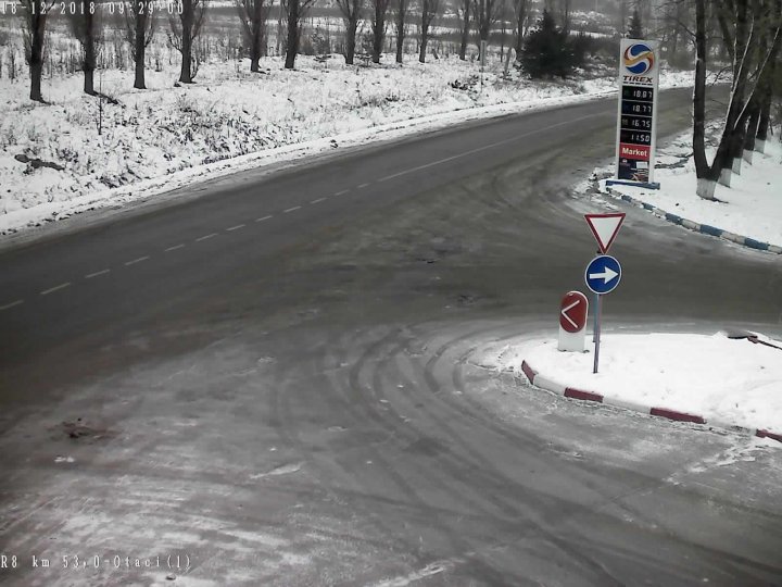 238 de muncitori au curăţat noaptea trecută drumurile naţionale. Cum se circulă la această oră (FOTO)