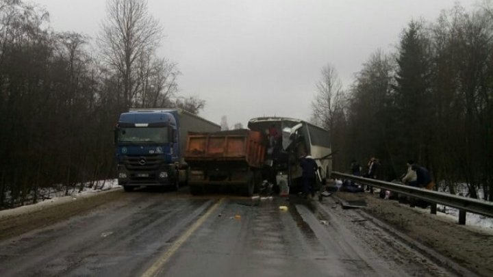 ACCIDENT CUMPLIT în Rusia. Un autocar cu pasageri moldoveni s-a ciocnit violent cu un camion (VIDEO)