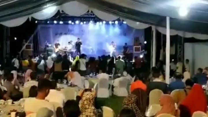 IMAGINI DRAMATICE din Indonezia. O trupă care susținea un concert și publicul, măturați de tsunami (VIDEO)