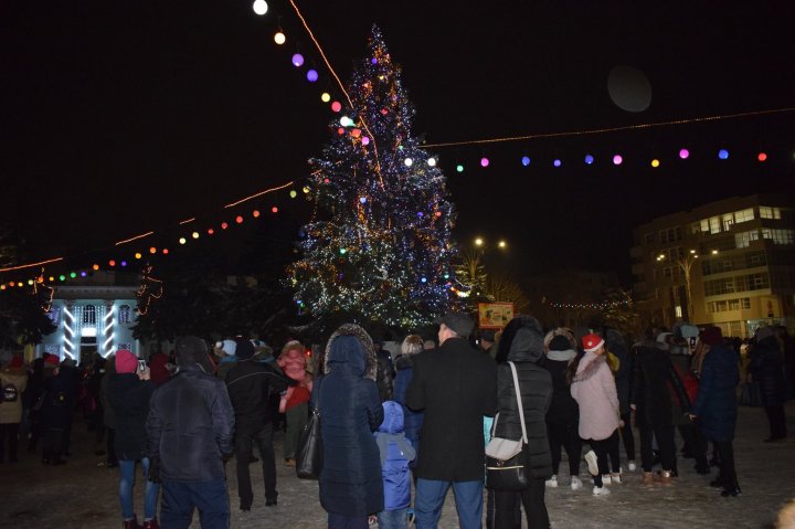 Oraşul Ungheni a îmbrăcat straie de sărbătoare. A fost inaugurat Pomul de Crăciun, iar pe scenă au răsunat colinde (FOTO)