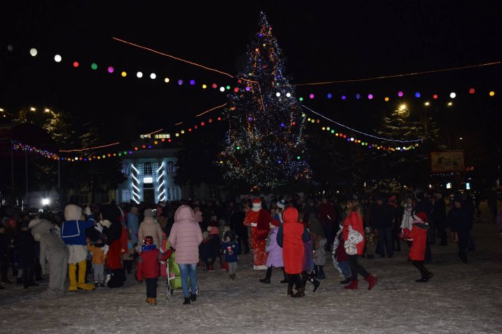 Oraşul Ungheni a îmbrăcat straie de sărbătoare. A fost inaugurat Pomul de Crăciun, iar pe scenă au răsunat colinde (FOTO)