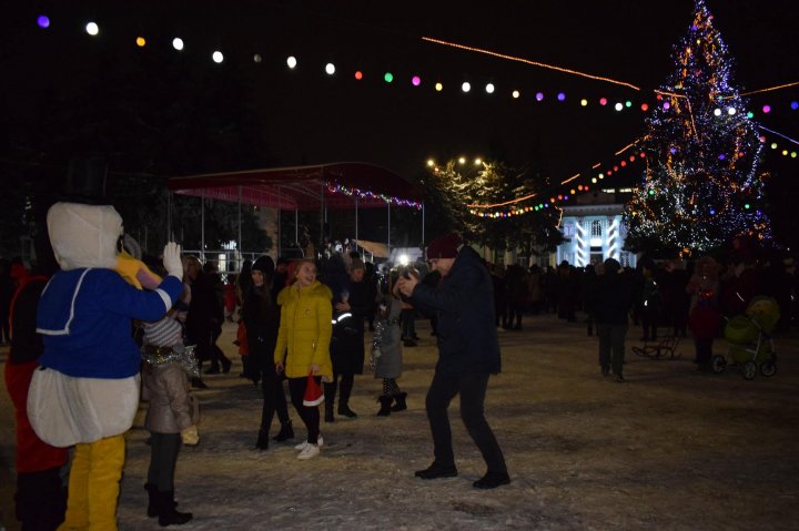 Oraşul Ungheni a îmbrăcat straie de sărbătoare. A fost inaugurat Pomul de Crăciun, iar pe scenă au răsunat colinde (FOTO)