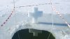 Tradiţii şi obiceiuri de Bobotează: Bărbaţii au făcut scufundări în lacul Valea Morilor ca să scoată crucea din apă (GALERIE FOTO)
