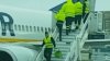 Cum au TOPIT gheața de pe ARIPELE avionului, lucrătorii unei companii low-cost. Metoda este incredibilă