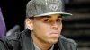 Cântărețul american Chris Brown a fost eliberat din arestul poliției franceze