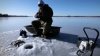 PESCUITUL LA COPCĂ, PERICULOS: Pescarii sunt avertizaţi să nu iasă pe gheaţa subţire