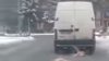 Imagini scandaloase cu un microbuz care trage după el DOI porci morţi (VIDEO care vă poate afecta emoţional)