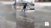 VIRAL! Un bărbat face furori pe Internet cu patinele pe șoseaua înghețată (VIDEO) 