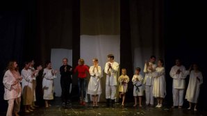 PREMIERĂ INEDITĂ LA GUGUŢĂ. În scenă a fost pus un spectacol pentru adulţi