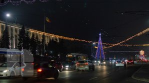 GATA CU SĂRBĂTORILE DE IARNĂ! Bradul din Piaţa Marii Adunări Naţionale a fost DEMONTAT