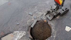 Pericol pe o strada Ion Creangă Capitală. Şoferii riscă să cadă cu maşina într-un canal