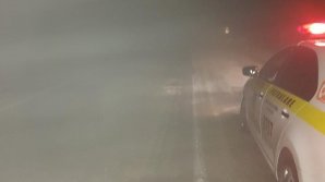 CEAŢĂ DENSĂ şi VIZIBILITATE REDUSĂ pe drumurile naţionale! Cum se circulă în această dimineață (FOTO)