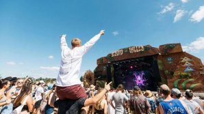 A MURIT subit la un festival de muzică. Află care este cauza