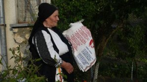 Calcul matematic pentru fiecare strofă, rând şi literă. O femeie a stat trei ani să coasă tot Luceafărul pe o pânză uriaşă (FOTO)