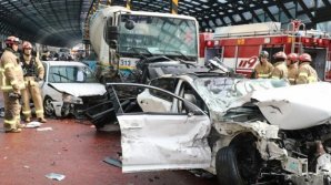 ACCIDENT CUMPLIT. Momentul în care un camion a intrat în maşinile care veneau din faţă. Sunt răniţi (VIDEO)