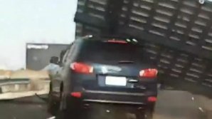 MOMENTE DE GROAZĂ pentru o şoferiţă. Din senin, peste automobilul ei, a căzut un indicator rutier (VIDEO)