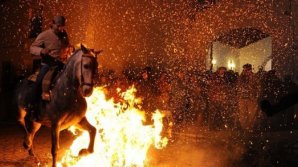 SCENE MEDIEVALE ÎN SPANIA. 100 de călăreți spanioli şi-au trecut caii prin foc