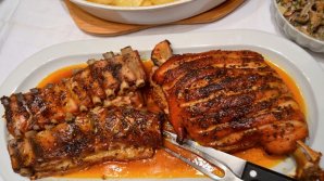 Sătenii din Hârtopul Mare s-au delectat cu cea mai bună pomană a porcului, în ajun de Anul Nou pe vechi