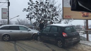 ACCIDENT din cauza poleiului în centrul Capitalei. Două mașini s-au lovit violent (FOTO)