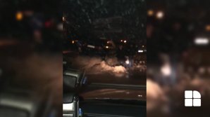 ACCIDENT ÎN CAPITALĂ. O maşină a ajuns pe un morman de zăpadă (VIDEO)
