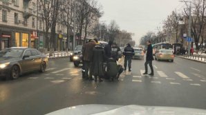 ACCIDENT matinal în centrul Capitalei. O femeie, LOVITĂ ÎN PLIN de o maşină chiar pe o trecere de pietoni (FOTO)