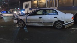 O mașină s-a tamponat cu un troleibuz în sectorul Buiucani al Capitalei (VIDEO)