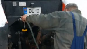 Un muncitor de la deszăpezire din Balți, PRINS ȘI FILMAT cum fură motorină (VIDEO)