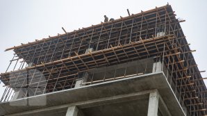 Accident pe un şantier de construcţie: Câteva cărămizi au căzut peste acoperişul unei alimentare