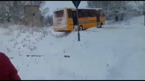 Today.md: Zeci de copii rămaşi blocaţi după ce s-a împotmolit autobuzul care îi ducea în alt sat la școală, după ce a lor a fost închisă de Maia Sandu