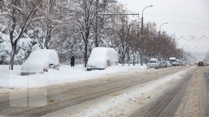 PRĂPĂD ÎN ŢARĂ din cauza vremii: Drumuri de sticlă, peste 100 de accidente, şcoli închise şi ambulanţe care nu au putut ajunge la pacienţi