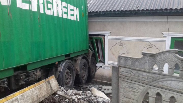 Vremea rea provoacă accidente. Un camion a derapat și a ajuns în sufrageria unei case din Cahul (FOTO)