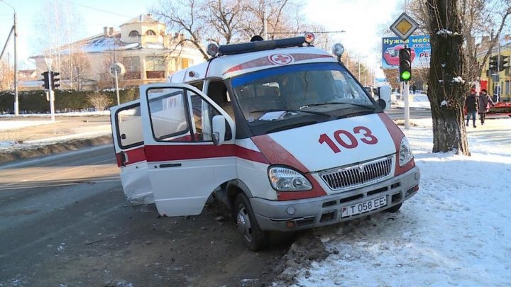 O ambulanță din Tiraspol s-a CIOCNIT VIOLENT cu o mașină. Medicul și felcerul s-au ales cu traume grave (FOTO)