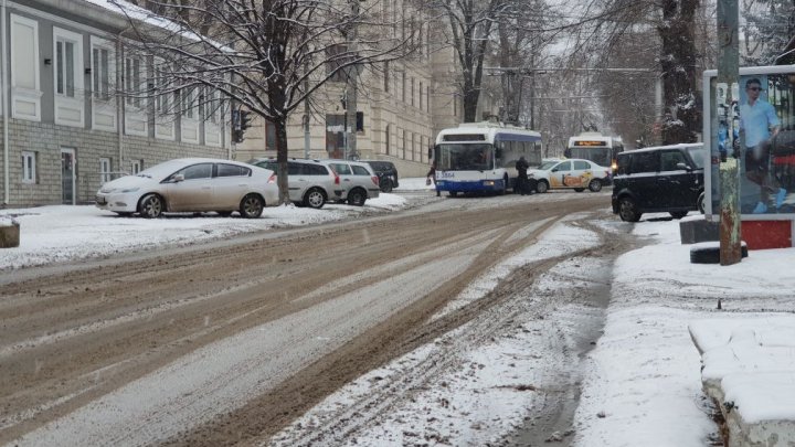 Accident violent în centrul Capitalei. Un taxi şi un troleibuz s-au tamponat violent (GALERIE FOTO)