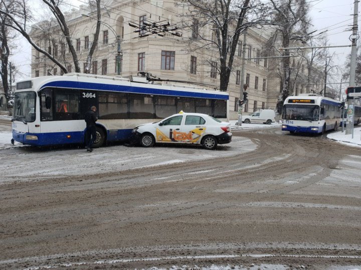 Accident violent în centrul Capitalei. Un taxi şi un troleibuz s-au tamponat violent (GALERIE FOTO)