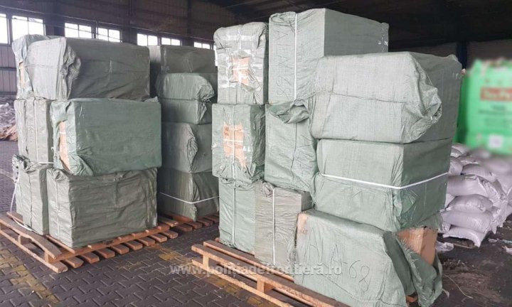 Sute de mii de prezervative contrafăcute, în valoare de 300.000 de euro, DESCOPERITE de poliţiştii de frontieră români (FOTO)