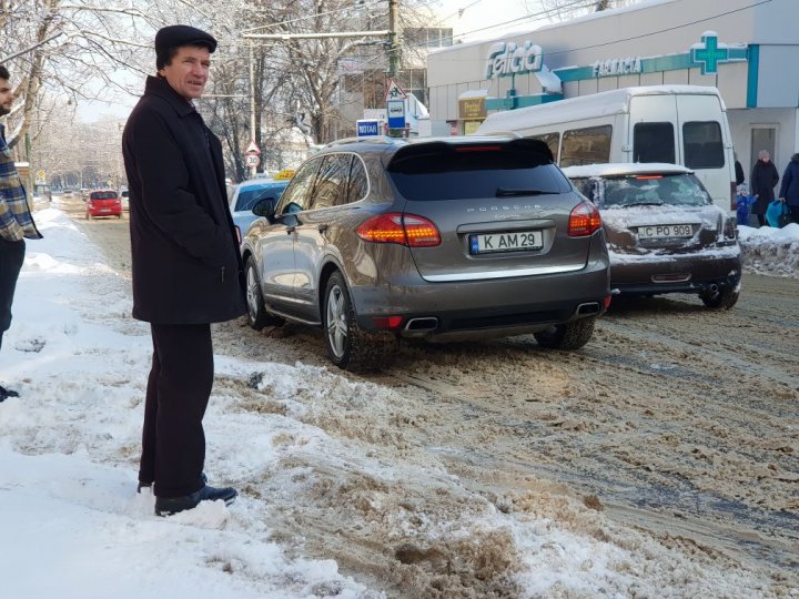 ACCIDENT SCUMP în Capitală. Un PORSCHE s-a lovit de un TAXI (FOTO)