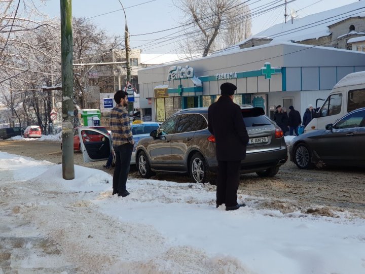 ACCIDENT SCUMP în Capitală. Un PORSCHE s-a lovit de un TAXI (FOTO)