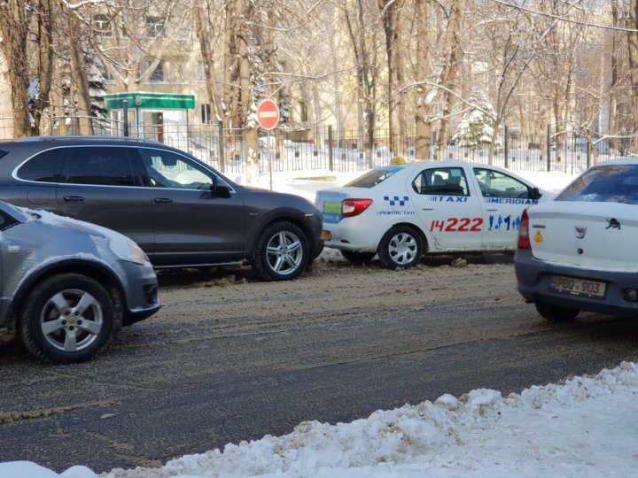 ACCIDENT SCUMP în Capitală. Un PORSCHE s-a lovit de un TAXI (FOTO)