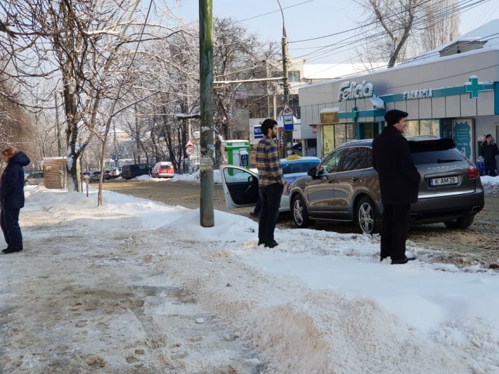 ACCIDENT SCUMP în Capitală. Un PORSCHE s-a lovit de un TAXI (FOTO)