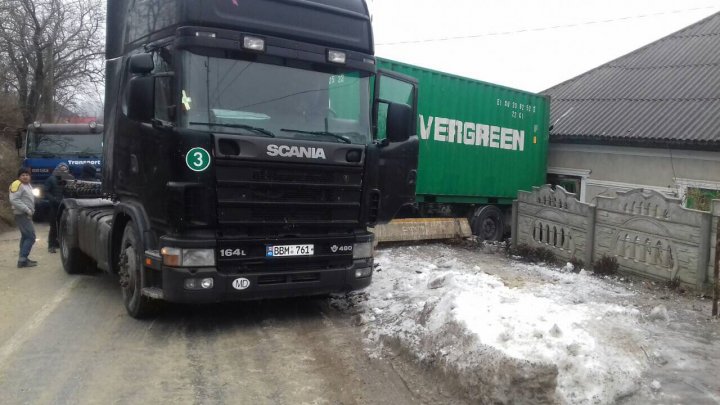 Vremea rea provoacă accidente. Un camion a derapat și a ajuns în sufrageria unei case din Cahul (FOTO)