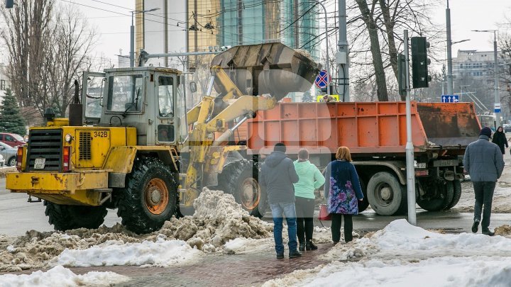 Zeci de utilajele de deszăpezire au intervenit pe drumurile din Capitală