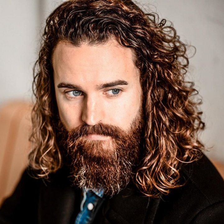 HOT! Galerie foto ce demonstrează că PĂRUL LUNG transformă orice bărbat într-un tip irezistibil