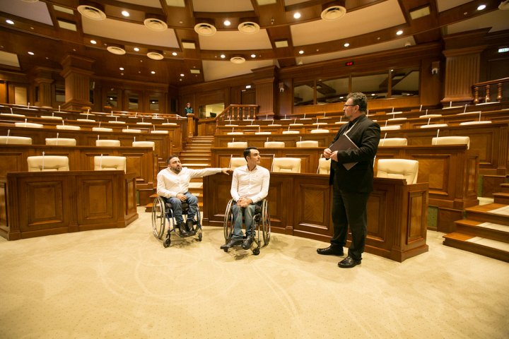 Tineri cu dizabilități, susținuți de Președintele Parlamentului. De ce surprize au avut parte (FOTO)