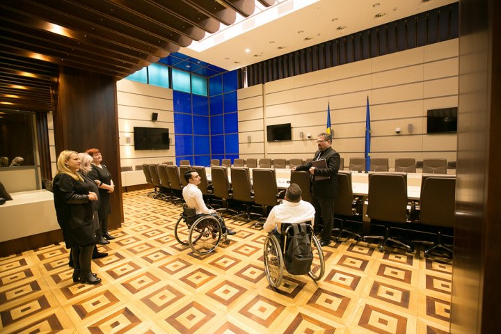 Tineri cu dizabilități, susținuți de Președintele Parlamentului. De ce surprize au avut parte (FOTO)