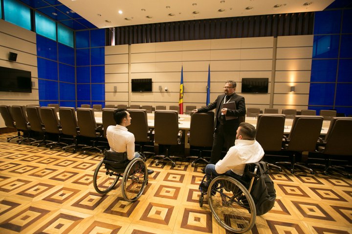 Tineri cu dizabilități, susținuți de Președintele Parlamentului. De ce surprize au avut parte (FOTO)